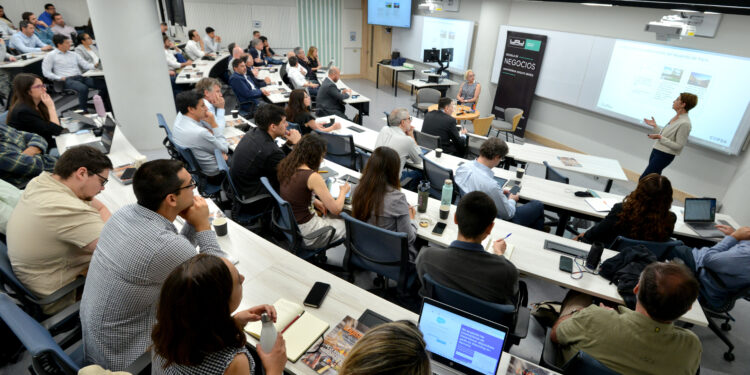 CON CHARLA MAGISTRAL, MAGISTER EN SCM DE LA UAI CONCLUYE SU CICLO DE ACTIVIDADES “THINKING GLOBAL, ACTING LOCAL 2025”