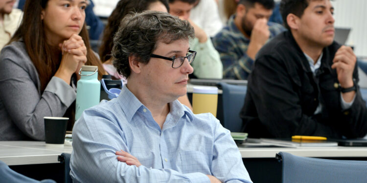 CON CHARLA MAGISTRAL, MAGISTER EN SCM DE LA UAI CONCLUYE SU CICLO DE ACTIVIDADES “THINKING GLOBAL, ACTING LOCAL 2025”