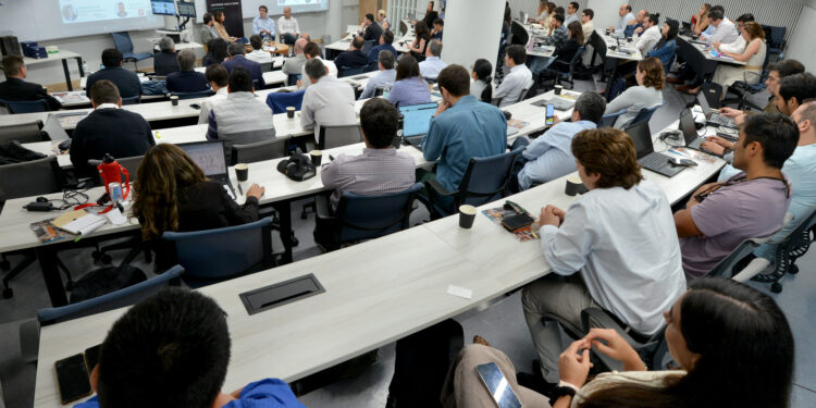 CON CHARLA MAGISTRAL, MAGISTER EN SCM DE LA UAI CONCLUYE SU CICLO DE ACTIVIDADES “THINKING GLOBAL, ACTING LOCAL 2025”