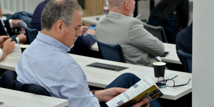 CON CHARLA MAGISTRAL, MAGISTER EN SCM DE LA UAI CONCLUYE SU CICLO DE ACTIVIDADES “THINKING GLOBAL, ACTING LOCAL 2025”