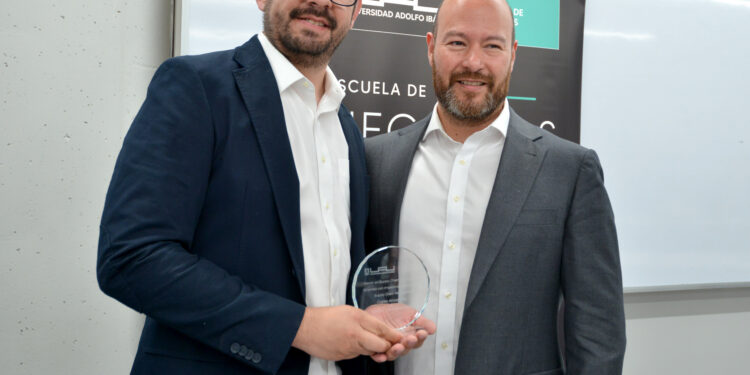 CON CHARLA MAGISTRAL, MAGISTER EN SCM DE LA UAI CONCLUYE SU CICLO DE ACTIVIDADES “THINKING GLOBAL, ACTING LOCAL 2025”