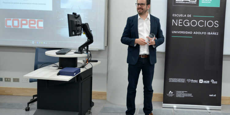 CON CHARLA MAGISTRAL, MAGISTER EN SCM DE LA UAI CONCLUYE SU CICLO DE ACTIVIDADES “THINKING GLOBAL, ACTING LOCAL 2025”