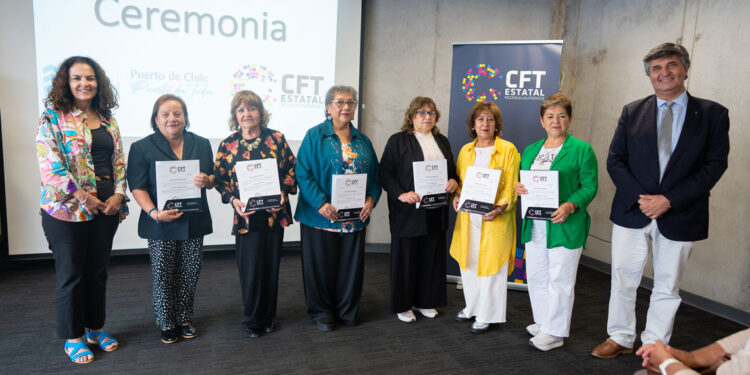 PUERTO SAN ANTONIO Y CFT ESTATAL CERTIFICAN A TRABAJADORES, DIRIGENTES SOCIALES Y ADULTOS MAYORES QUE PARTICIPARON EN PROGRAMA DE CAPACITACIÓN