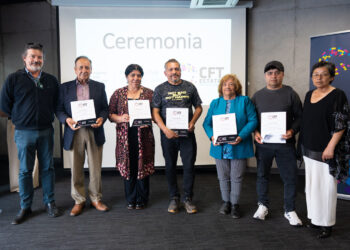 PUERTO SAN ANTONIO Y CFT ESTATAL CERTIFICAN A TRABAJADORES, DIRIGENTES SOCIALES Y ADULTOS MAYORES QUE PARTICIPARON EN PROGRAMA DE CAPACITACIÓN