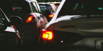 UN EQUIVALENTE A 5 DÍAS Y 5 HORAS PERDIERON LOS SANTIAGUINOS EN 2025 POR ESTAR ATASCADOS EN CONGESTIÓN VEHICULAR : DESAFÍOS PARA LA LOGÍSTICA Y EL E-COMMERCE