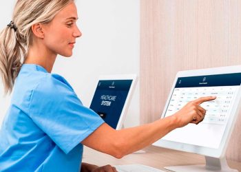 HOSPITALES INTELIGENTES EN LATINOAMÉRICA: CÓMO LA TECNOLOGÍA TÁCTIL ACELERA LA TRANSFORMACIÓN DIGITAL EN SALUD