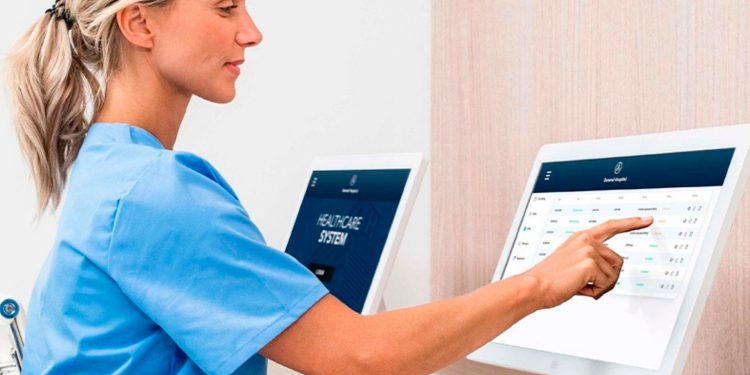 HOSPITALES INTELIGENTES EN LATINOAMÉRICA: CÓMO LA TECNOLOGÍA TÁCTIL ACELERA LA TRANSFORMACIÓN DIGITAL EN SALUD