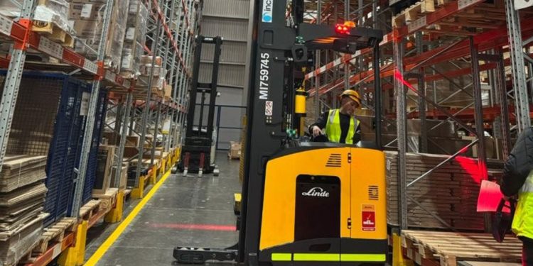 DHL GLOBAL FORWARDING AVANZA EN SU RUTA DE SOSTENIBILIDAD AL INCORPORAR MONTACARGAS ELÉCTRICOS DE INCHCAPE A SUS OPERACIONES EN COLOMBIA