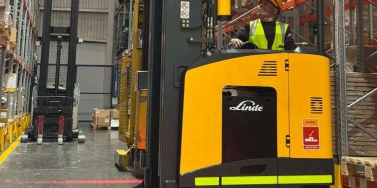 DHL GLOBAL FORWARDING AVANZA EN SU RUTA DE SOSTENIBILIDAD AL INCORPORAR MONTACARGAS ELÉCTRICOS DE INCHCAPE A SUS OPERACIONES EN COLOMBIA