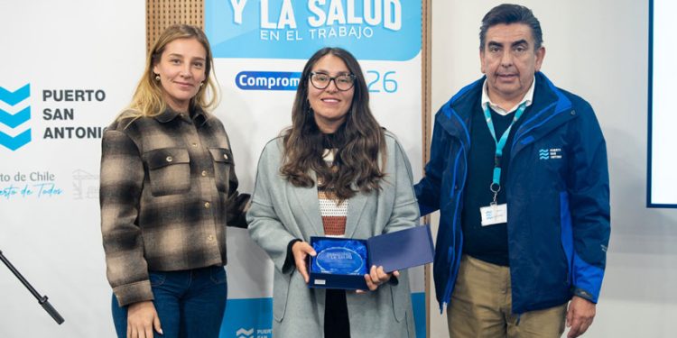 PUERTO SAN ANTONIO RECONOCIÓ A LOS TRABAJADORES POR SU COMPROMISO CON LA SEGURIDAD Y LA PREVENCIÓN DE ACCIDENTES EN LAS FAENAS PORTUARIAS