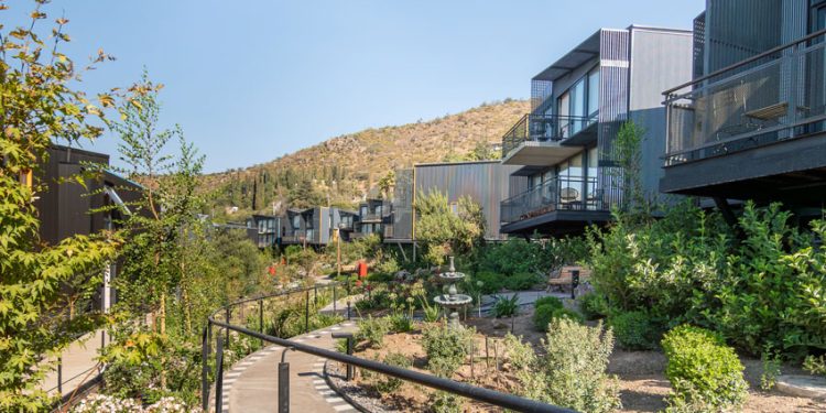 PUEBLO LA DEHESA, UNA EVOLUCIÓN DEL FORMATO APART HOTEL: SE INAUGURA EN CHILE EL PRIMER PROYECTO FLEX LIVING LIBRE DE EMISIONES CONTAMINANTES