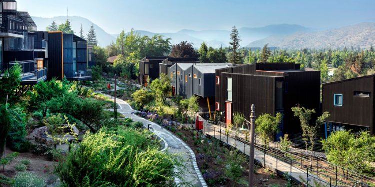 PUEBLO LA DEHESA, UNA EVOLUCIÓN DEL FORMATO APART HOTEL: SE INAUGURA EN CHILE EL PRIMER PROYECTO FLEX LIVING LIBRE DE EMISIONES CONTAMINANTES