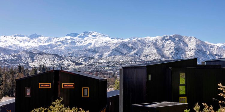 PUEBLO LA DEHESA, UNA EVOLUCIÓN DEL FORMATO APART HOTEL: SE INAUGURA EN CHILE EL PRIMER PROYECTO FLEX LIVING LIBRE DE EMISIONES CONTAMINANTES