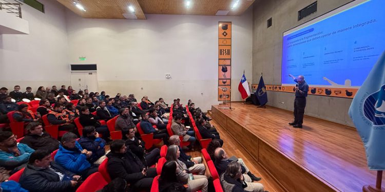 LA ARMADA Y PUERTO SAN ANTONIO REFUERZAN GESTIÓN DE EMERGENCIAS PORTUARIAS EN SEMINARIO QUE CONVOCÓ A EXPERTOS Y AUTORIDADES